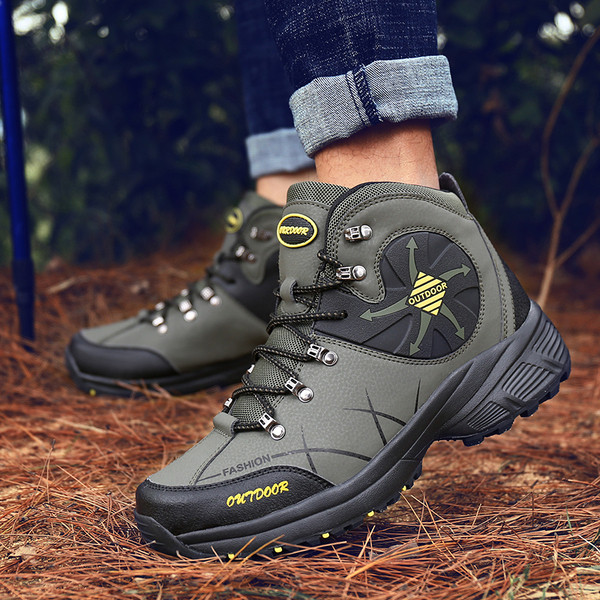 Pārgājienu zābaki ar šņorēm un raupju zoli