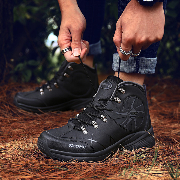 Pārgājienu zābaki ar šņorēm un raupju zoli