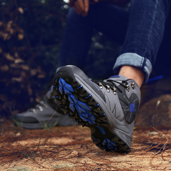 Pārgājienu zābaki ar šņorēm un raupju zoli