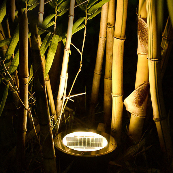 Saules ūdensnecaurlaidīga dārza lampa