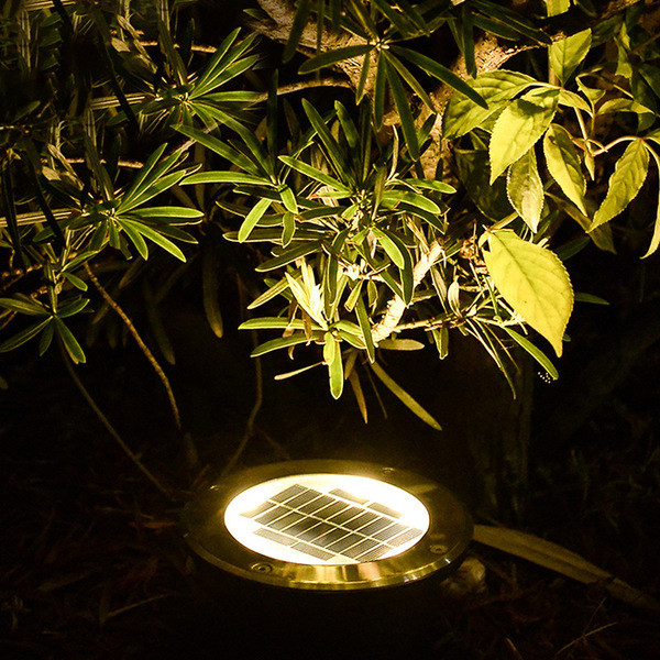 Saules ūdensnecaurlaidīga dārza lampa