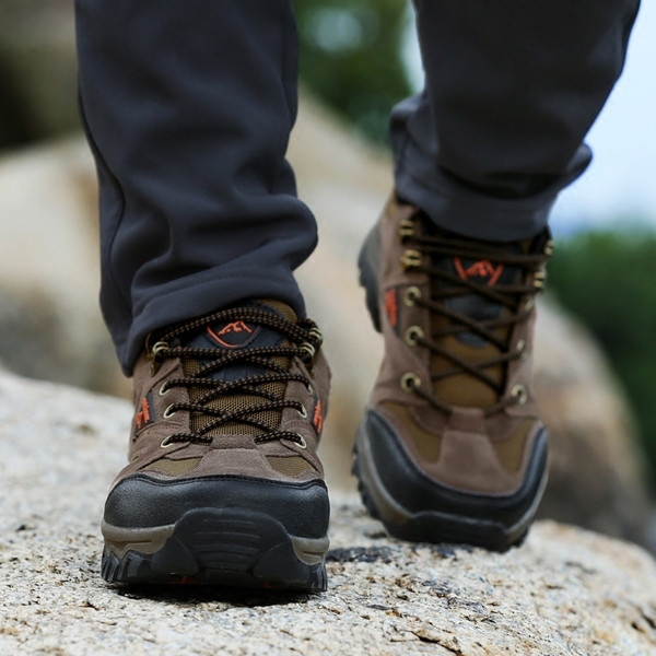 Rudenim un ziemai piemēroti pārgājienu zābaki ar šņorēm un biezām zolēm