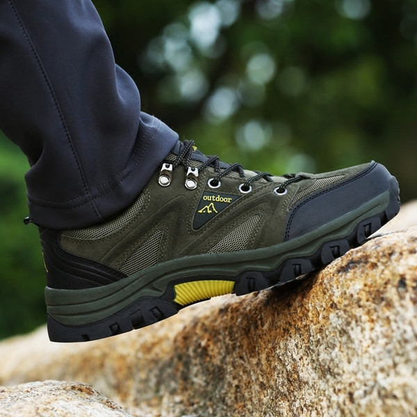 Rudenim un ziemai piemēroti pārgājienu zābaki ar šņorēm un biezām zolēm