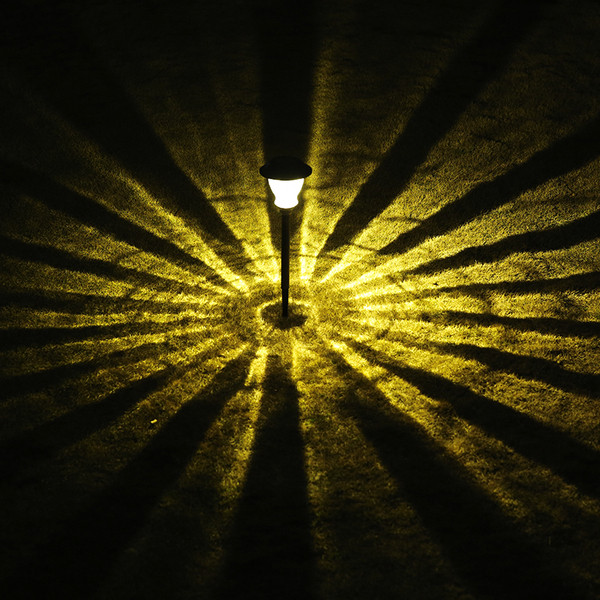 Saulės vandeniui atspari sodo lempa