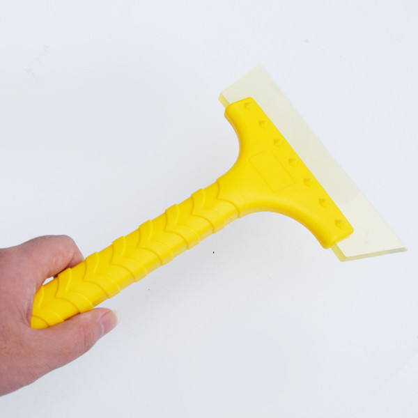 Silikoninis kastuvas sniego valymui ant automobilio