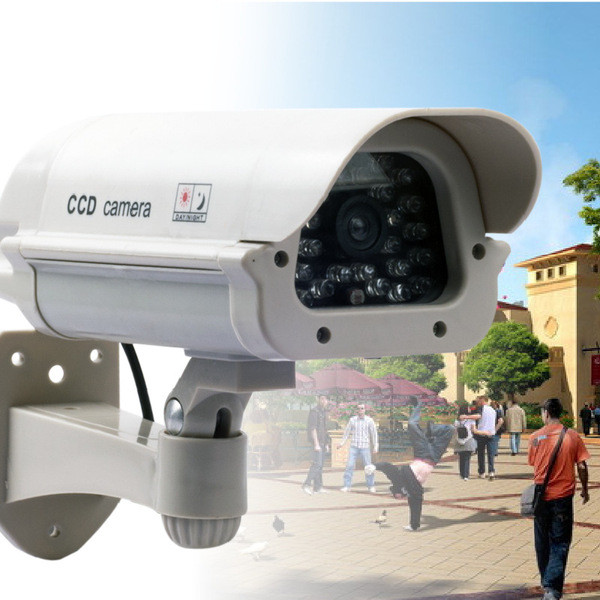 Бутафорна камера за наблюдение със стойка подходяща за двор или градина 
