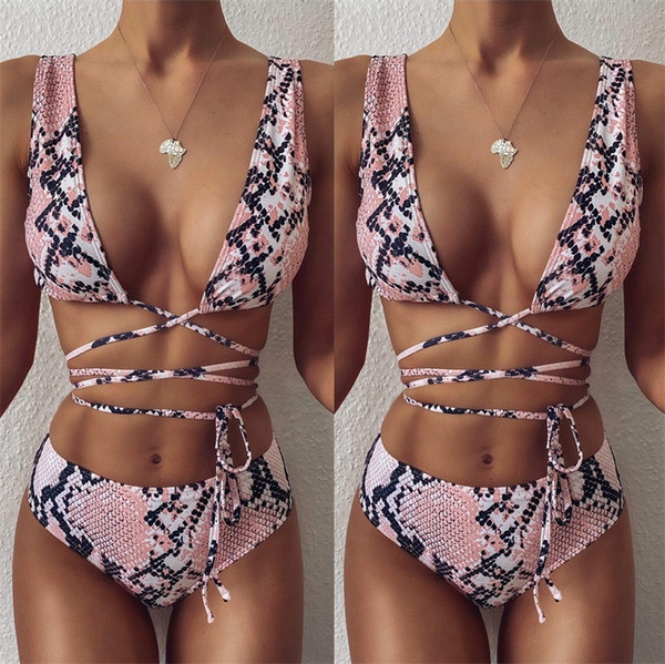 JAUNA modeļa peldkostīms ar krusteniskām saitēm un čūskas rakstu