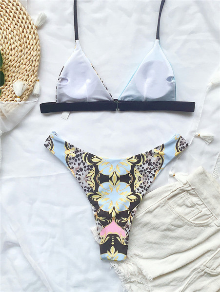 Peldkostīms ar trīsstūrveida augšdaļu un saitēm