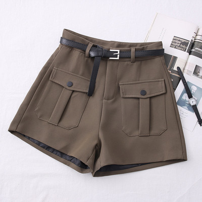 Sieviešu šorti ar kabatām un jostu