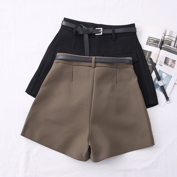 Sieviešu šorti ar kabatām un jostu