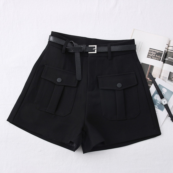 Sieviešu šorti ar kabatām un jostu