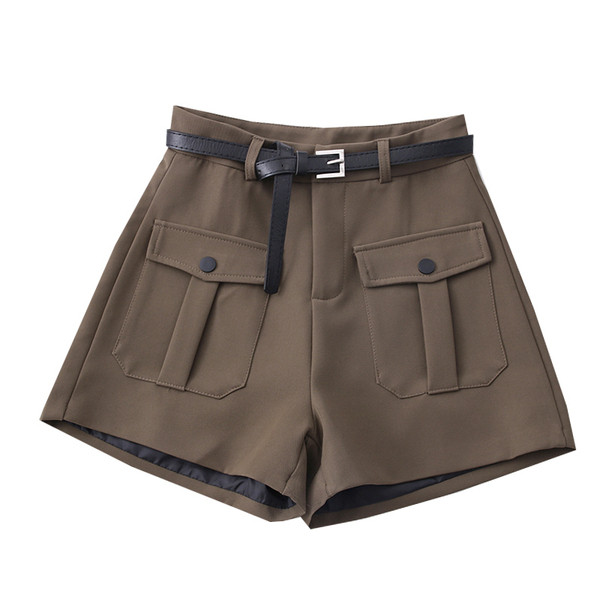 Sieviešu šorti ar kabatām un jostu