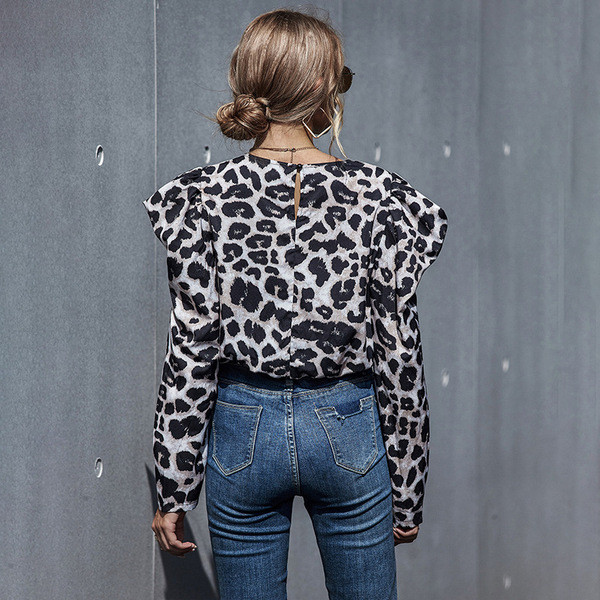 Moderna sieviešu īsā blūze ar garām piedurknēm un dzīvnieku rakstu
