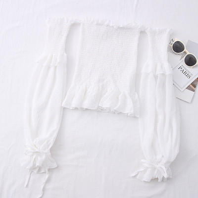 Moderna sieviešu blūze - ar atkailinātiem pleciem un ziedu rakstu