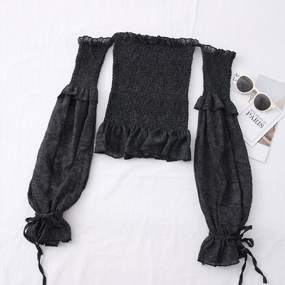 Moderna sieviešu blūze - ar atkailinātiem pleciem un ziedu rakstu