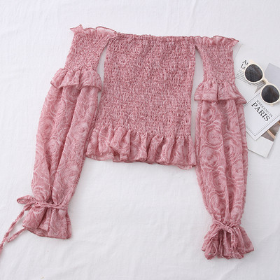 Moderna sieviešu blūze - ar atkailinātiem pleciem un ziedu rakstu