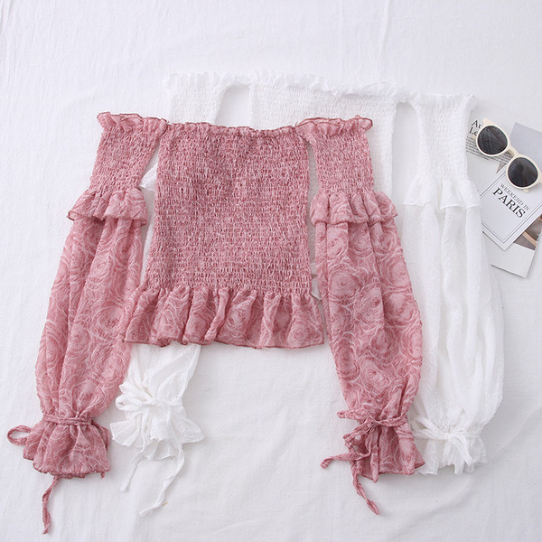 Moderna sieviešu blūze - ar atkailinātiem pleciem un ziedu rakstu