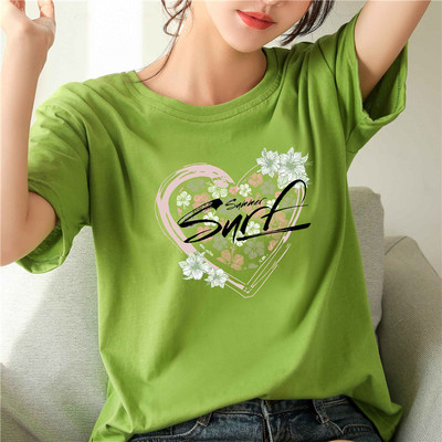Ежедневна  дамска тениска с цветна апликация  и обло деколте 