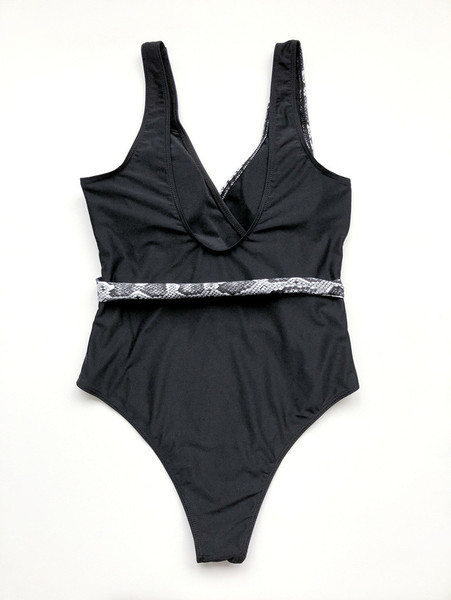 Täielik ussimustri ja vöörihmaga ujumistrikoo