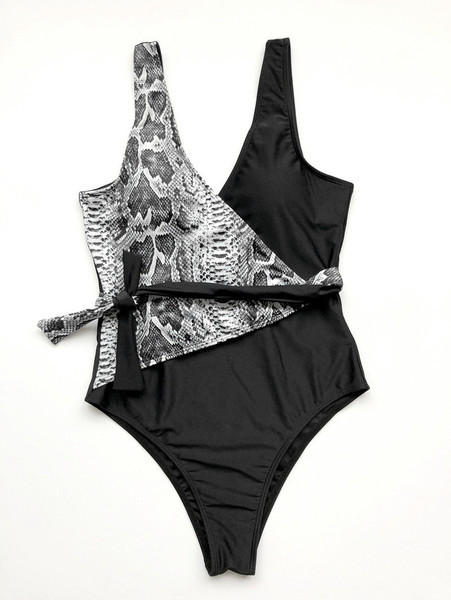 Täielik ussimustri ja vöörihmaga ujumistrikoo