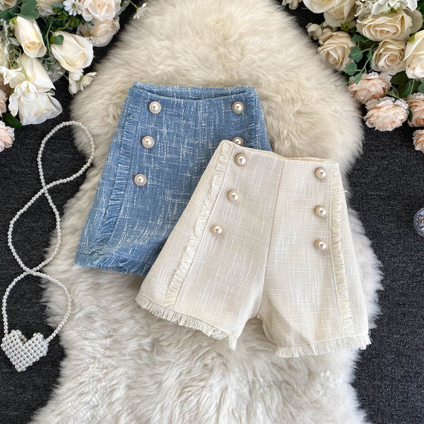 Stílusos női rövidnadrág magas derékkal és gyöngyökkel