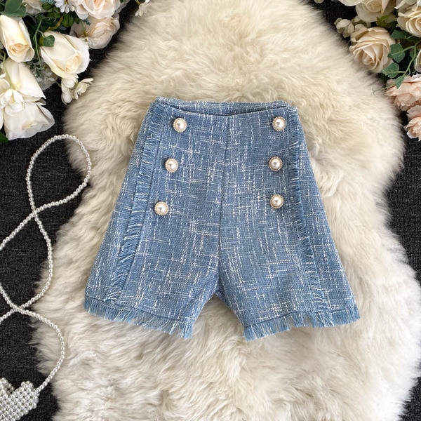 Stílusos női rövidnadrág magas derékkal és gyöngyökkel