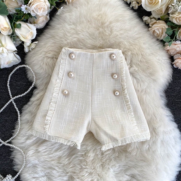 Stílusos női rövidnadrág magas derékkal és gyöngyökkel