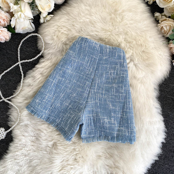 Stílusos női rövidnadrág magas derékkal és gyöngyökkel