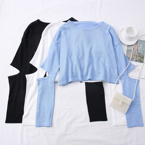 Πουλόβερ μοντέρνο με στρογγυλή λαιμόκοψη και κομμένα μέρη