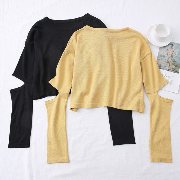 Πουλόβερ μοντέρνο με στρογγυλή λαιμόκοψη και κομμένα μέρη