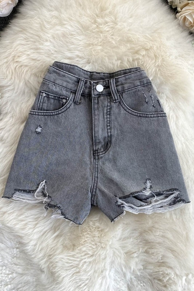 Rövid női farmer magas derékkal, szakadt elemmel