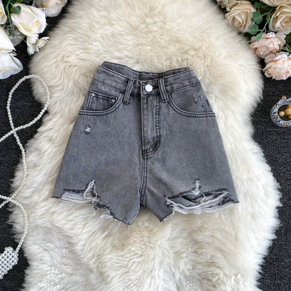 Rövid női farmer magas derékkal, szakadt elemmel