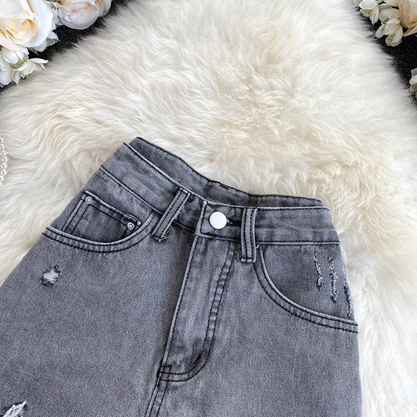 Rövid női farmer magas derékkal, szakadt elemmel