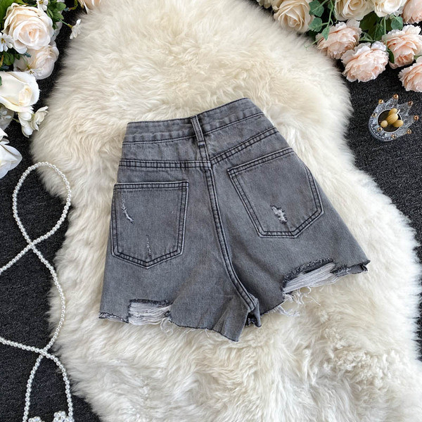 Rövid női farmer magas derékkal, szakadt elemmel