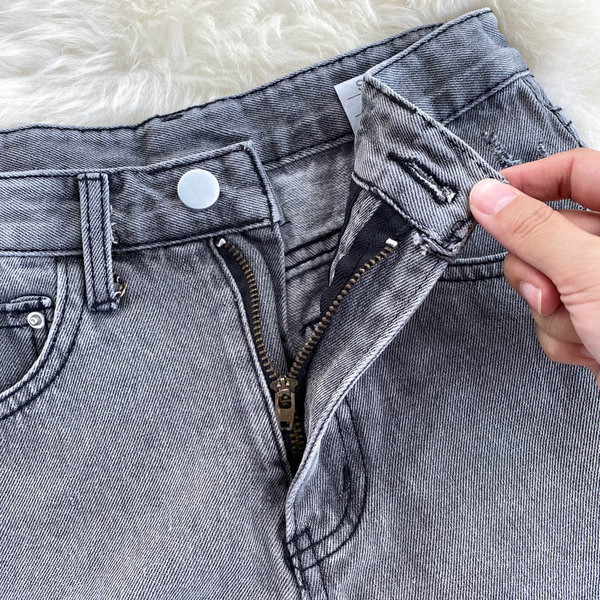 Rövid női farmer magas derékkal, szakadt elemmel