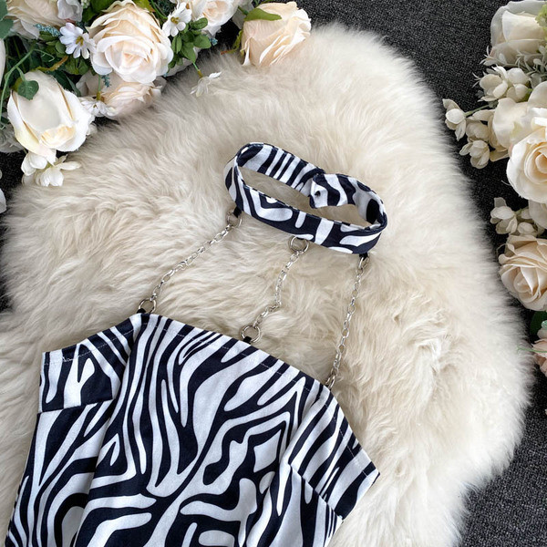 Női sima felső modell vagy kígyómintával és fémláncokkal