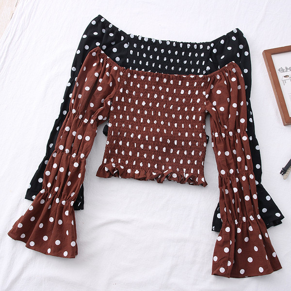 Moderna sieviešu blūze ar laivas kakla izgriezumu un lotosa piedurknēm