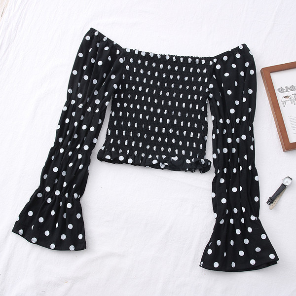 Moderna sieviešu blūze ar laivas kakla izgriezumu un lotosa piedurknēm