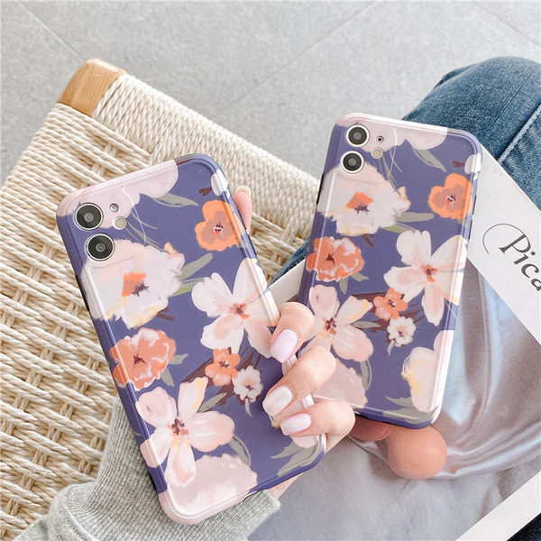 Lilledega silikoonümbris Iphone 11-le