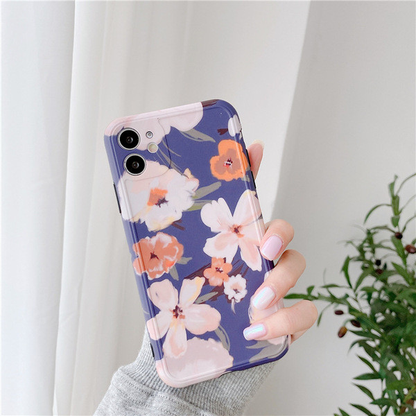 Lilledega silikoonümbris Iphone 11-le