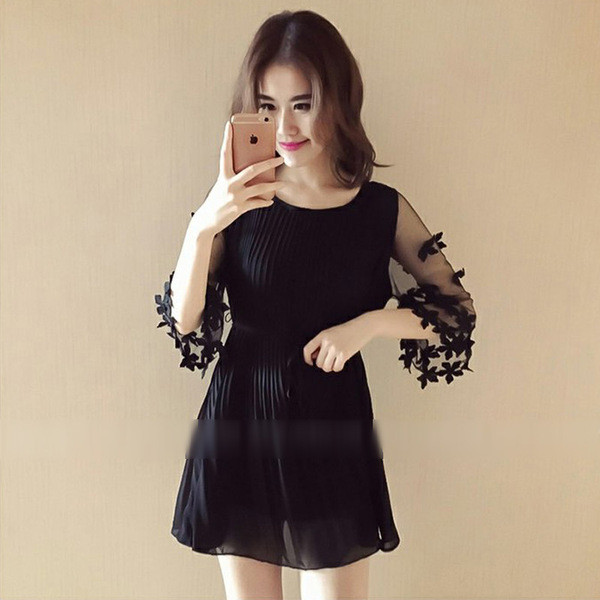 Plisēta kleita ar mežģīņu piedurknēm piemērota grūtniecēm