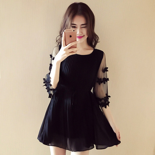 Plisēta kleita ar mežģīņu piedurknēm piemērota grūtniecēm