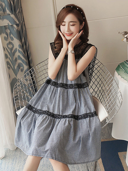 Női ruha - széles, csipkével ellátott modell terhes nők számára