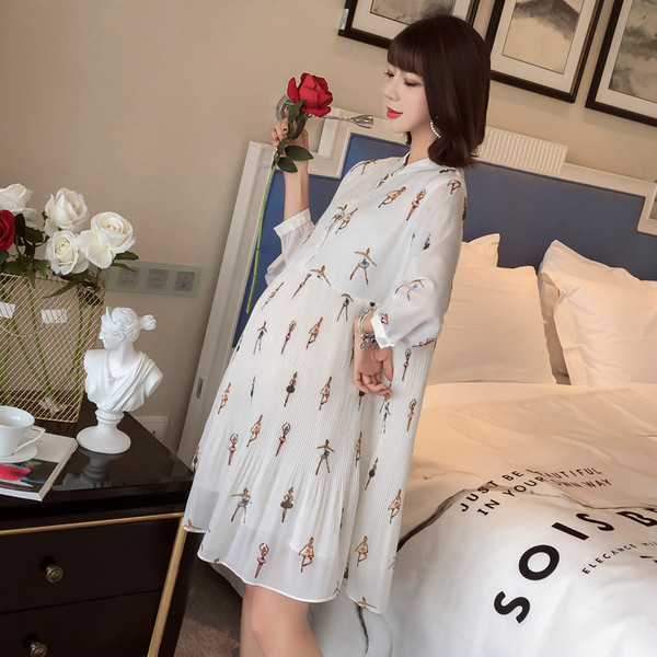 Hosszú ujjú, rakott női ruha terhes nők számára