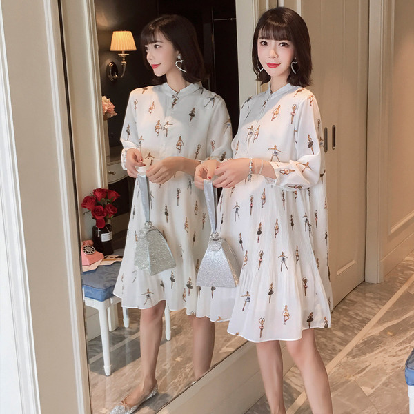 Hosszú ujjú, rakott női ruha terhes nők számára