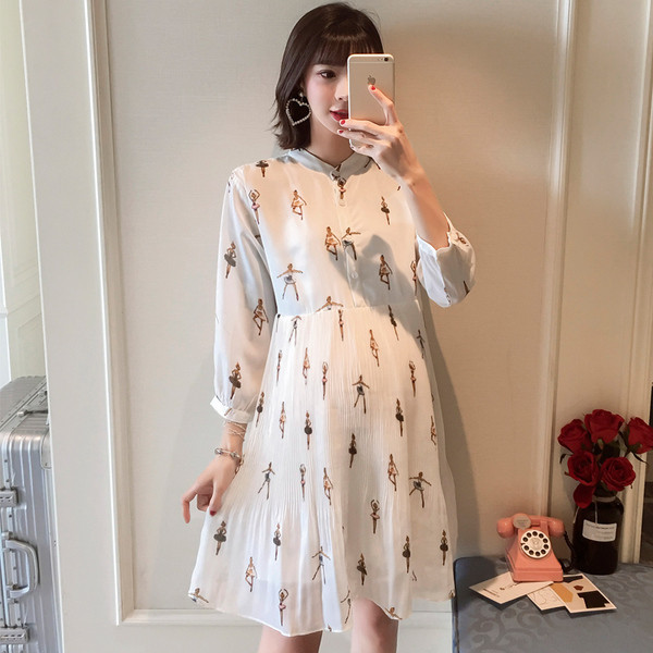 Hosszú ujjú, rakott női ruha terhes nők számára