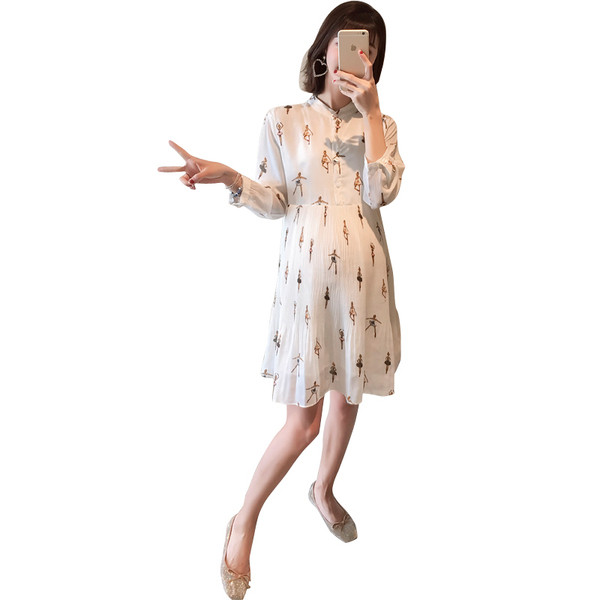 Hosszú ujjú, rakott női ruha terhes nők számára