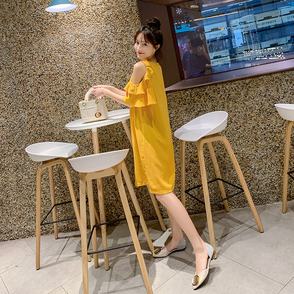 Paljaste õlgadega naiste kleit rasedatele