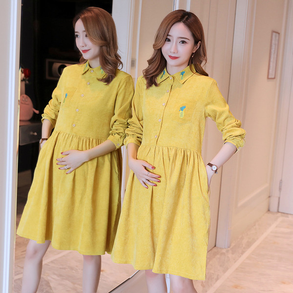 Gombos és hosszú ujjú női ruha terhes nők számára