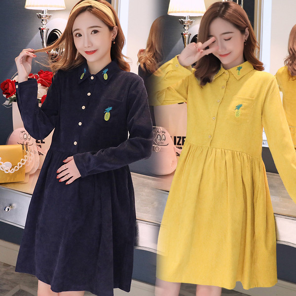 Gombos és hosszú ujjú női ruha terhes nők számára